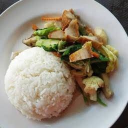 ผัดผักรวมหมูกรอบราดข้าว