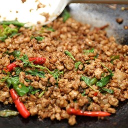 ข้าวกระเพราไก่ 90's