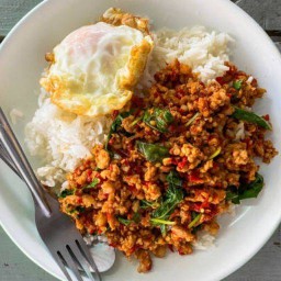 ข้าวกระเพรา สามชั้น แสบดาก โคตรหร่อย พฤกษา