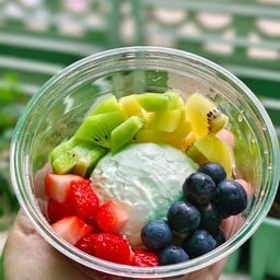 กรีกโยเกิร์ต 1 สกู๊ป+ผลไม้ 3 อย่าง