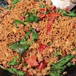 กะเพรามาม่าหมูสับ