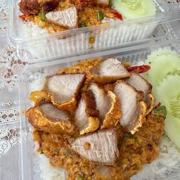 ข้าวราดหมูกรอบผัดผงกะหรี่
