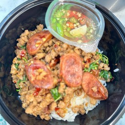 ข้าวผัดกะเพราหมูสับกุนเชียงหมู
