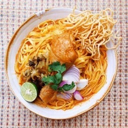เตี๋ยวไก่ตุ๋นกับแกง สาทร