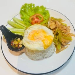 ข้าวไก่ผัดพริกหยวก