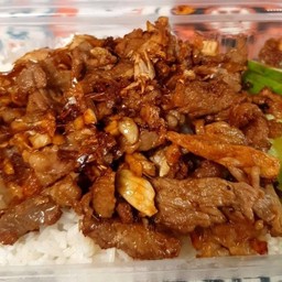 เนื้อกระเทียมพริกไทยราดข้าว