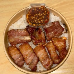 ข้าวหมูสามชั้น+กระดูกหมู (ฟรีไข่ดาว)