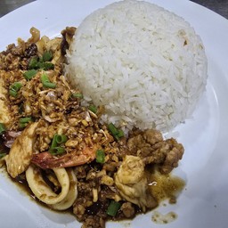 ข้าวรวมมิตรกระเทียมพริกไทย