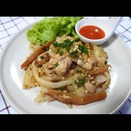 น้องนุ๊กก๋วยเตี๋ยวคั่วไก่/รวมมิตรทะเล ตลาดคนเดินสายสี่