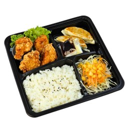 เบนโตะ ไก่คาราเกะ เกี๊ยวซ่า สลัดกะหล่ำ