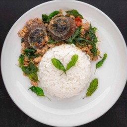 กะเพราไข่เยี่ยวม้า