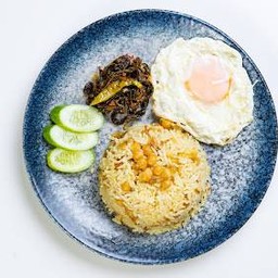 ပဲပြုတ် ထမင်းကြော် ( Chick Pea Fried Rice served with Fried egg )