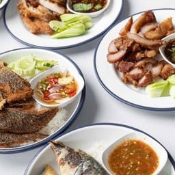 ก๋วยเตี๋ยวไก่ ก๋วยเตี๋ยวหมูตุ๋น ก๋วยเตี๋ยวต้มยำ ก๋วยเตี๋ยวเย็นตาโฟ ขนมจีน ตามสั่ง ส้มตำ อาหารอีสาน ข้าวหมูทอดปลาแกะ