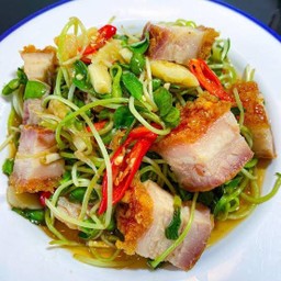 ต้นอ่อนผัดหมูกรอบ