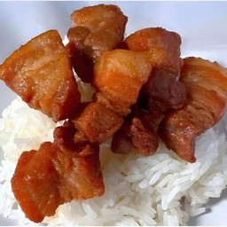 ข้าวหมูสามชั้นทอดน้ำปลา ทานคู่ กับน้ำจิ้มแจ๋ว