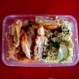 ข้าวผัดเขียวหวานไก่กรอบ