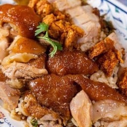 ข้าวราดขาหมู-หมูกรอบ-ไส้-ไข่เป็ด