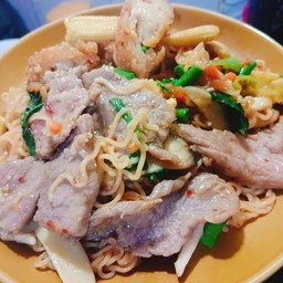 มาม่าผัดฉ่าเนื้อ