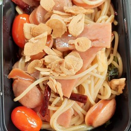 สปาเกตตีพริกแห้งแฮมและไส้กรอก