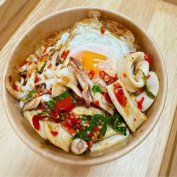 กะเพราหมึก-ไข่ดาว