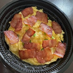ข้าวไข่ข้นหอมเนย(ไข่2ใบ)+เบคอนกรอบ