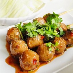 ลูกชิ้นเนื้อล้วน (ไม่ผสมเอ็น) - ย่างยืนรอ