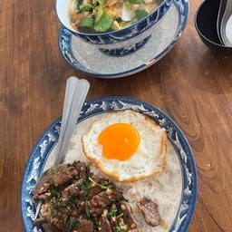 กะเพราเนื้อไข่ดาว ต้มจืดสาหร่ายวากาเมะ