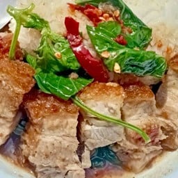 ข้าวโหระพาหมูกรอบ