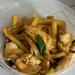 กะเพราหน่อไม้ ไก่ชิ้นกับข้าว