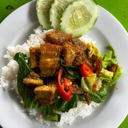 ข้าวเครื่องแกงหมูกรอบ