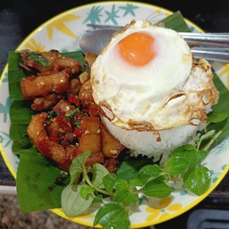 ข้าวกะเพราหมูสามชั้นทอดน้ำปลา ไข่ดาว พิเศษ