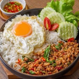 ข้าวกะเพราหมูสับไข่ดาว