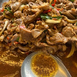 กะเพราเครื่องในไก่(กึ๋น,ตับ,หัวใจ)