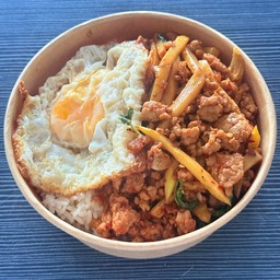 ผัดกะเพราหมูบดใส่หน่อไม้+ไข่ดาว