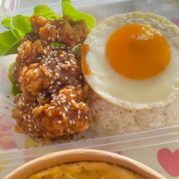 ข้าวไก่ทอดคาราเกะ(ซอสเผ็ดเกาหลี)+ไข่ดาว