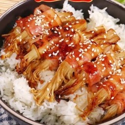 ข้าวหน้าสามชั้นพันเห็ดซอสหม่าล่า