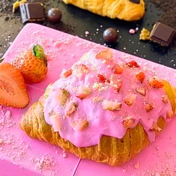 ครัวซองค์พิงค์ สตรอเบอร์รี่