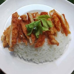 ข้าวไก่ทอดกรอบ (พร้อมซอสพริก)
