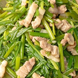ผัดดอกหอมใส่หมูสามชั้น