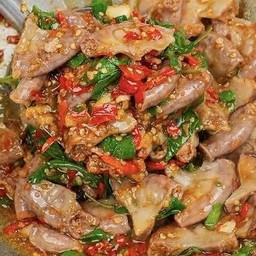 ข้าวกระเพราไส้อ่อนหมู เสิร์ฟพร้อมไข่ดาว 1 ฟอง