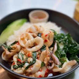 ข้าวราดกะเพรากรอบปลาหมึก (150 กรัม)