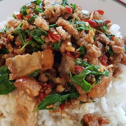 กระเพราหมูกรอบ