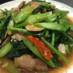 ผัดคะน้าหมูกรอบ สั่งเป็นกับ