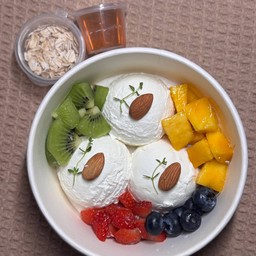 [Size L] กรีกโยเกิร์ต 3 scoop 240 กรัม + ผลไม้ 4 อย่าง