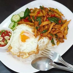 พริกแกงเนื้อหน่อไม้ไข่ดาว