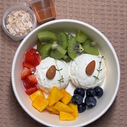 [Size M] กรีกโยเกิร์ต 2 scoop 160 กรัม + ผลไม้ 4 อย่าง