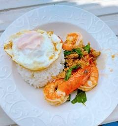 กระเพรากุ้งไข่ดาว