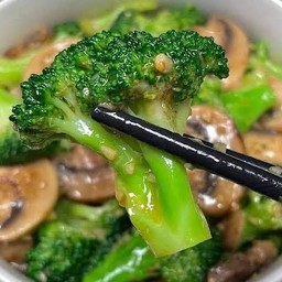 ผัดบล็อกโคลี่ (Stir-fried broccoli)