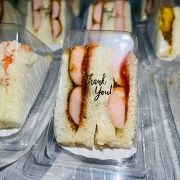 แซนวิสมินิไส้กรอก ทาพริกเผา + มายองเนส