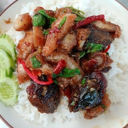 กระเพราหมูกรอบไข่เยี่ยวม้า